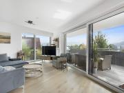 Lichtdurchflutete Wohnung mit großem Balkon und Seepanorama