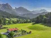 Exklusive Villa mit Schwimmteich in unverbaubarer Toplage