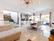 Exklusives Reihenhaus mit Pool, Whirlpool, Sauna & Kamin... Exklusives Reihenhaus mit Pool, Whirlpool, Sauna & Kamin...