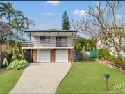 Expansive Dual Living Residence with Panoramic Views in...