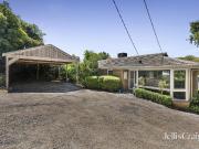 Expansive family living on 1006sqm with mountain vista