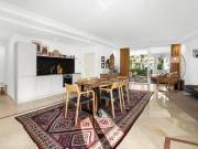 Experimente la refinada vida costera en este elegante...