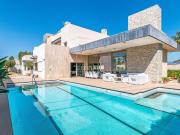 Impresionante villa moderna con piscina privada en El...