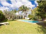 Exquisita Casa con diseño innovador con Piscina y Jardín...