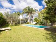 Exquisita Casa con diseño innovador con Piscina y Jardín...