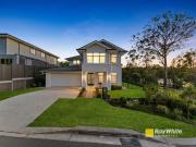 Exquisite Family Living on 568m² with Lakeside Views