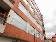 Exterior! En Perfecto estado, sobre carrera con Balcón
