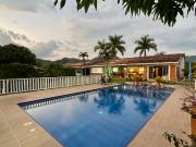 Extraordinaria casa campestre con piscina en un solo...