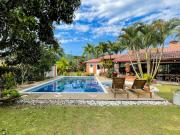 Casa campestre con piscina y de un solo nivel en Combia