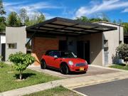 Extraordinaria casa esquinera de un solo nivel con 171...