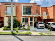 Extraordinaria casa remodelada en Cerritos Campestre con...