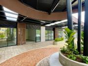 Extraordinario local con 33 m2 internos y 12 m2 de...