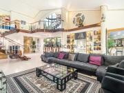 Exuberante moradia com localização central e a pé da praia