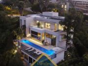 EXUBERANTE RESIDÊNCIA DE 736m² NO VALE DOS CRISTAIS UMA...