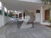 F 8 House Sized 622 Square Yards Is Available F 8 House Sized 622 Square Yards Is Available