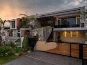 Facing Park 2 Kanal Fully Furnished Bungalow For Sale
