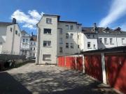 FAKTOR 11. 8 Familienhaus mit 7 Garagen + Doppelgarage...