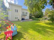 Famili­en­freund­liches Zuhause mit viel Raum und Natur
