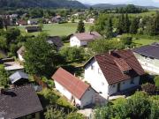 Familienidylle mit großem Garten und Blick auf den...