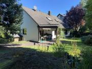 Familientraum in naturverbundener Lage, kleiner Wald...