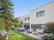 Familienvilla mit Giebel und wunderschönem Garten – HPE