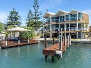 Family Entertainer in Prestigious Waterfront Position