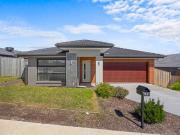 FAMILY HOME CLOSE TO DELACOMBE TOWN CENTRE!