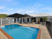 FAMILY LIVING BY THE COAST WITH ALL EXTRAS