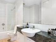 FANTASTIC 3 LEVEL TOWNHOUSE IN WELL MAINTAINED BLOCK,...