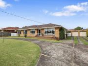 FANTASTIC FAMILY LIVING ON A HUGE 1174m2 BLOCK