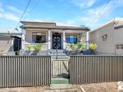 FANTASTIC LOCATION WALK TO TOWN