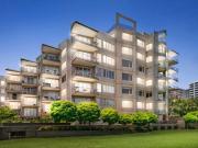 FANTASTIC TWO BEDDER OVERLOOKING ALBERT PARK