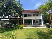 Fantástica casa rodeada de jardines en Condominio en...