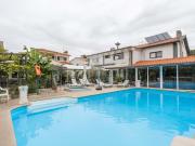 Fantástica Moradia Versátil com Piscina e Jardim, junto...