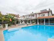 Fantástica Moradia Versátil com Piscina e Jardim, junto...