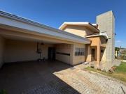 Fantástica residência, com piscina, quadra de tenis e...