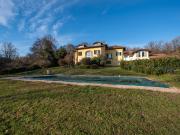 Fantastica villa con piscina. Parco privato a Varese...