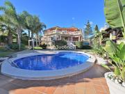 Fantástica villa, construida con buenas calidades,...