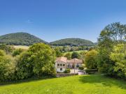 Ferme en pierre avec grange et vue sur les montagnes Ferme en pierre avec grange et vue sur les montagnes