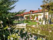 Ferme rénovée en pierre avec son propre lac