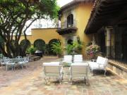 Fina residencia en venta, colonial mexicana en privada...