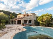 Finca de piedra con 11.736 m² de terreno, caballerizas y...