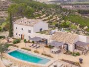 Finca rústica en venta en Alicante: 18 ha con piscina,...