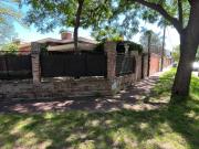 Fisherton. Casa con amplio terreno. A reciclar