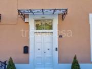 Fittasi casa indipendente a Caserta via Giardini Reali,...