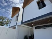 Five Bedroom 5BR House and Lot for Sale in Moonwalk...