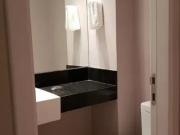 Flat com 1 dormitório para alugar, 64 m² por R$...