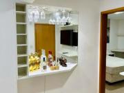 Flat mobiliado na frente do flamboyant