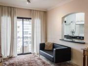 Flat no Jardins com planta ampla, cômodos separados por...