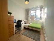 Flat to rent in 5 Bed Apartment, Roundwood Road,...